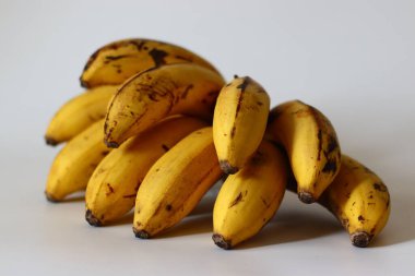 Bir grup olgun Poovan Pazham. Tatlı tatları ve besin faydalarıyla tanınan küçük, popüler bir Güney Hindistan muz çeşidi. Geleneksel yemek ve tatlılarda popüler Kerala çeşitliliği
