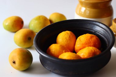 Kerala usulü körili yoğurt, hindistan cevizi ve baharatla pişirilmeye hazır toprakta soyulmuş mangolar. Adı Mango Pulisheri, ayrıca olgun mangolu yoğurt körisi, Kerala usulü mango körisi.