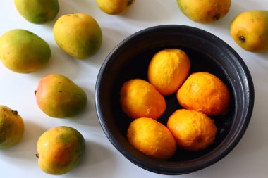 Kerala usulü körili yoğurt, hindistan cevizi ve baharatla pişirilmeye hazır toprakta soyulmuş mangolar. Adı Mango Pulisheri, ayrıca olgun mangolu yoğurt körisi, Kerala usulü mango körisi.