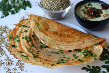 Üzerine taze moringa yaprakları sürülmüş Bajra ghee dosa, baharatlı hindistancevizi turşusu ve bir kase bajra ya da inci darı ile servis edilir. Lezzetli ve besin değeri yüksek sağlıklı bir vejetaryen dostu Güney Hint yemeği.