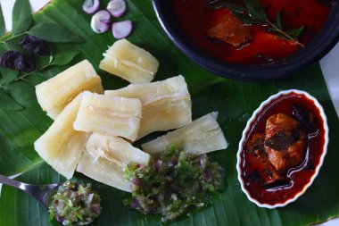 Kaynamış tapyoka, muz yaprağında servis edilen kappa baharatlı yeşil biber sosu ve canlı Kerala stili kırmızı balık körisi, meen köri. Geleneksel yemek için mükemmel bir Güney Hint yemeği.