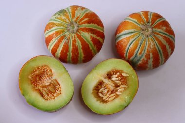 Tam ve dilimlenmiş Kajari kavunu, ayrıca Delhi kavunu olarak da bilinir, koyu kahverengi kabuklu, yeşil kabuklu, ve tatlı açık yeşil etli. Nadir bir Punjab miskkavunu egzotik meyve ve tropikal yiyecek görselleri için idealdir.