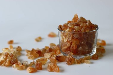 Gond Katira ya da Gum Arap kristalleri, aynı zamanda yenilebilir sakız ya da gond olarak da bilinir, cam bir kapta. Gond Katira Hint yaz içeceklerinde, Ayurvedic tedavilerde, bitkisel gıdalarda ve geleneksel tariflerde kullanılır.