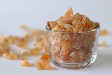 Gond Katira ya da Gum Arap kristalleri, aynı zamanda yenilebilir sakız ya da gond olarak da bilinir, cam bir kapta. Gond Katira Hint yaz içeceklerinde, Ayurvedic tedavilerde, bitkisel gıdalarda ve geleneksel tariflerde kullanılır.