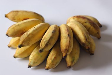 Ayrıca Charakannan olarak da bilinen olgun Chrapoovan muzları, Kerala 'dan gelen sarı derili, gri veya kahverengi benekli bir Poovan çeşidi. Tatlı, aromatik bir tropik meyve.