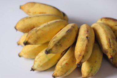 Ayrıca Charakannan olarak da bilinen olgun Chrapoovan muzları, Kerala 'dan gelen sarı derili, gri veya kahverengi benekli bir Poovan çeşidi. Tatlı, aromatik bir tropik meyve.