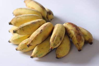 Ayrıca Charakannan olarak da bilinen olgun Chrapoovan muzları, Kerala 'dan gelen sarı derili, gri veya kahverengi benekli bir Poovan çeşidi. Tatlı, aromatik bir tropik meyve.