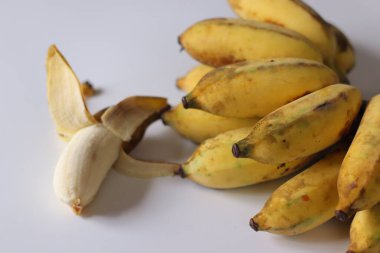 Ayrıca Charakannan olarak da bilinen olgun Chrapoovan muzları, Kerala 'dan getirilmiş bir Poovan çeşidi, kısmen soyulmuş bir muz ile doğal bir kümede dizilmiş, yumuşak beyaz eti ortaya çıkarıyor.