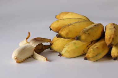 Ayrıca Charakannan olarak da bilinen olgun Chrapoovan muzları, Kerala 'dan getirilmiş bir Poovan çeşidi, kısmen soyulmuş bir muz ile doğal bir kümede dizilmiş, yumuşak beyaz eti ortaya çıkarıyor.