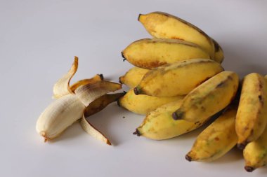 Ayrıca Charakannan olarak da bilinen olgun Chrapoovan muzları, Kerala 'dan getirilmiş bir Poovan çeşidi, kısmen soyulmuş bir muz ile doğal bir kümede dizilmiş, yumuşak beyaz eti ortaya çıkarıyor.