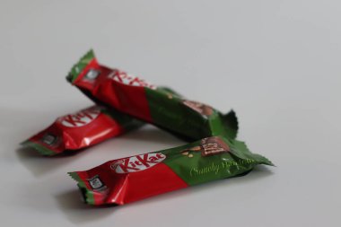 Mumbai, Hindistan, My 15 2024: Kit Kat Çıtır Fındıklı çikolatalar kırmızı ve yeşil etiketli fındıklı ambalajlar. Sınırlı sayıda üretilmiş şekerleme, hoşgörü, markalaşma ve mevsimlik ikramlar için ideal.