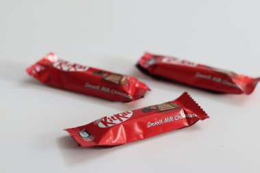 Mumbai, Hindistan, 15 Mayıs 2024: Kit Kat Pürüzsüz Süt Çikolataları çikolata ambalajlı, çikolata imgeleyici, klasik şekerleme markası sergileniyor. Hoşgörü, nostalji ve tüketici kültürü için ideal.