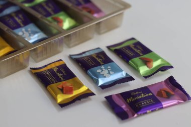 Mumbai, Hindistan, 15 Mayıs 2024: Karamela, deniz tuzu, badem ve klasik aromalı Cadbury Minyatürleri. Hindistan 'da bayram hediyesi, hoşgörü çeşitliliği ve kutlama için ideal.