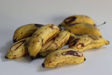 Poovan Pazham doğal bir kazıkta sunuluyor. Lekeli sarı derili olgun muzlar sunuluyor. Kerala 'da tropik bolluğu temsil eder, gelenek, beslenme ve mevsimsel tazelik temaları için idealdir.