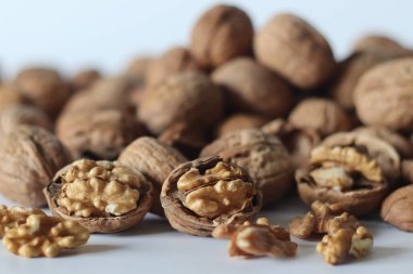 Karışık kabuklu cevizler ve çatlak stili. İçinde fındık ve çekirdekler var. Hint kış diyetlerinde sıkça görülen beslenme, gelenek ve saflık temaları için idealdir.