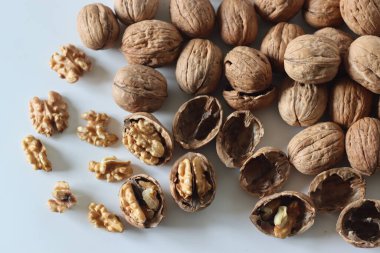 Karışık kabuklu cevizler ve çatlak stili. İçinde fındık ve çekirdekler var. Hint kış diyetlerinde sıkça görülen beslenme, gelenek ve saflık temaları için idealdir.