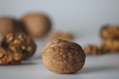 Cevizler odaklanmış ön plan tarzında sunulur, arkasında bulanık kabuk parçaları olan bir kabuk içerir. Hint kış atıştırmalıklarında popülerdir, sağlık, doku ve doğal basitlik temaları için idealdir.