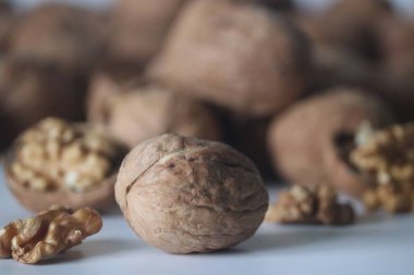 Cevizler odaklanmış ön plan tarzında sunulur, arkasında bulanık kabuk parçaları olan bir kabuk içerir. Hint kış atıştırmalıklarında popülerdir, sağlık, doku ve doğal basitlik temaları için idealdir.