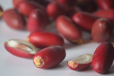 Taze kırmızı hurmalar ya da canlı yakın stil meyve ve dilimlenmiş beyaz et ve tohumlarla dolu jelibonlar. Hint kışlarında yaygındır, refah ve doğal tatlılık temaları için idealdir.