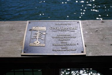 Bu bir South Toledo Bend State Park Plaketi. 2004 'ten 2007' ye kadar park çalışanı olan Cecil Lee Self için..