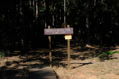 Bu Dogwood Doğa Yolu tabelasının fotoğrafı. Zwolle Louisiana 'daki Kuzey Toledo Bend Eyalet Parkı' nda 1,5 döngü yolu..