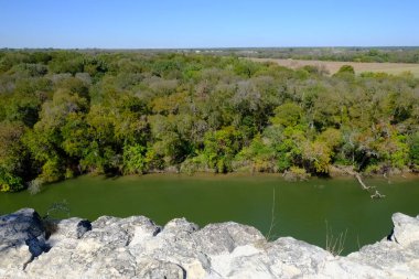 Bu Cameron Park 'taki patikalarda yürürken çektiğim bir fotoğraf. Brazos Nehri 'ni ve Waco Texas' ı görebilirsiniz..