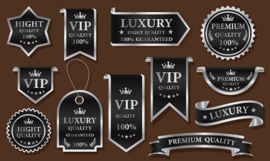 Kahverengi arkaplan vektör illüstrasyonunda siyah gümüş lüks kaliteli etiketler. 