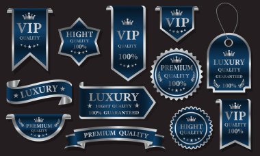 Gri arkaplan vektöründe mavi gümüş lüks kaliteli etiket rozetleri
