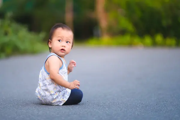 Bayi Laki Laki Berusia Tahun Duduk Jalan Anak Itu Melihat — Stok Foto