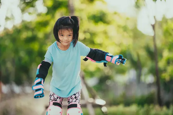 Anak Perempuan Memakai Pelindung Lutut Dan Pelindung Siku Untuk Mencegah — Stok Foto