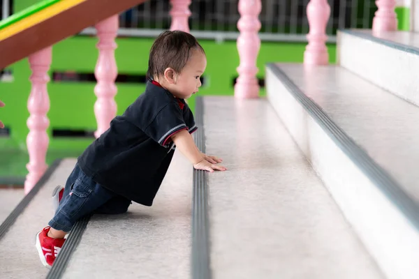 这个一岁可爱的小男孩爬上了楼梯 幼儿发育 幼儿运动平衡与协调 幸福童年的概念 — 图库照片