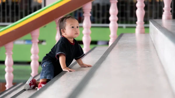 小男孩爬上楼梯 1岁可爱的亚洲幼儿发育 孩子的危险和安全 概念的发展 — 图库照片