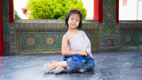 Gadis Manis Memakai Gaun Thailand Dengan Selempang Perak Dan Cawat — Stok Foto
