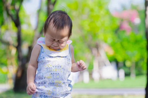 男婴在公园散步时打喷嚏 儿童有过敏和发痒的鼻子 儿童有反思或发情于尘雾 过敏和儿童哮喘的概念 — 图库照片