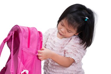Asyalı Çocuk Paketleme Pembe Torbası, Okulun ilk günü, Sınıfın Düzenlenmesi, Siyahi Okul, İzole Beyaz Geçmişli.