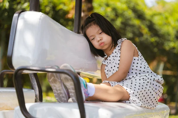 Gadis Muda Berusia Tahun Yang Sedang Bermimpi Park Thoughtful Kid — Stok Foto