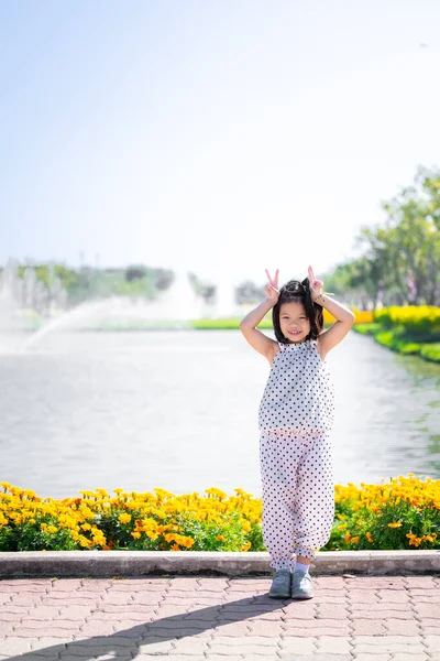 Barnets Lekfulla Gesture Lakeside Garden Ung Flicka Polka Prickiga Kläder — Stockfoto