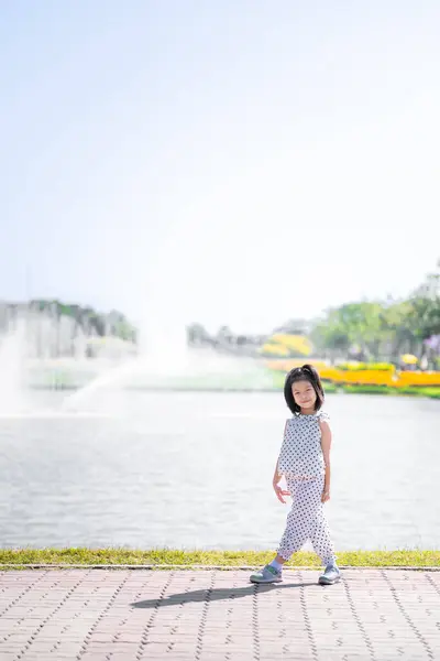 Girl Polka Dots Walking Sunny Waterfront Kid Berjalan Dengan Anggun — Stok Foto