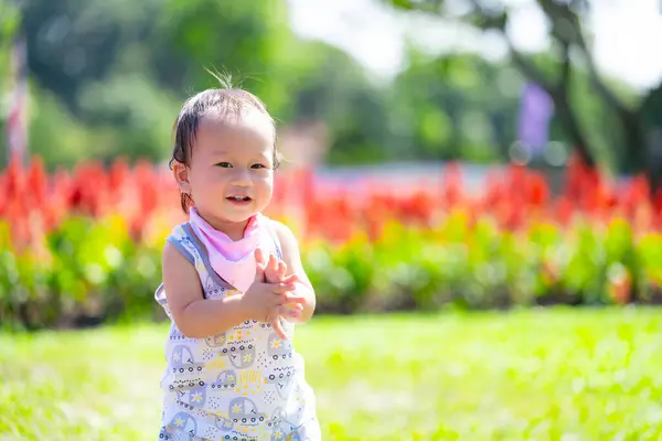 Joyful Toddler Tepuk Tangan Flower Garden Bayi Laki Laki Yang — Stok Foto