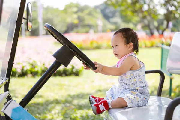 Baby Boy Berpura Pura Mengendarai Golf Cart Toddler Tertawa Dengan — Stok Foto