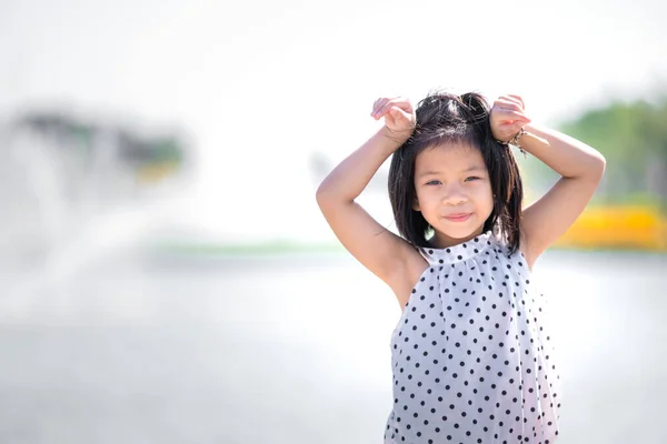 Happy Young Girl Sonriendo Sunlit Park Beaming Kid Con Las Imagen De Stock
