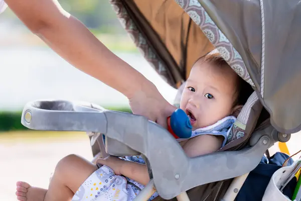 Asian Baby Boy Hydratation Mit Einem Strohhalm Aus Einer Blauen — Stockfoto