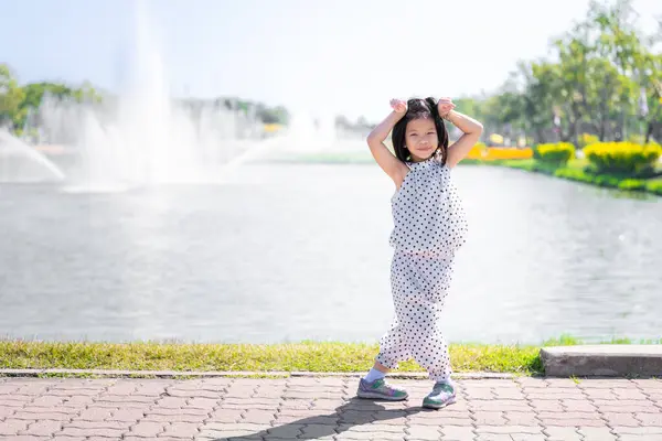 Gadis Muda Posing Percaya Diri Oleh Air Mancur Anak Percaya — Stok Foto