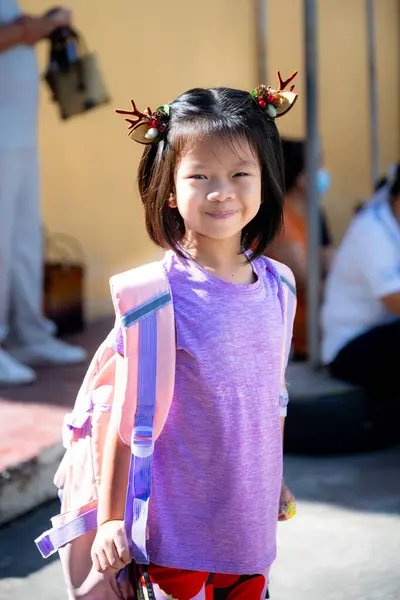 Happy Child Girl Mengenakan Jepit Rambut Rusa Dan Membawa Ransel — Stok Foto