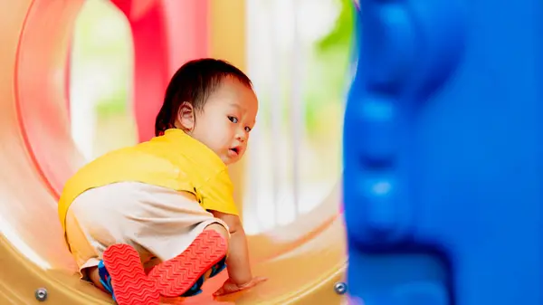 Sorrindo Asian Toddler Baby Boy Brincando Alegremente Playground Irradiando Alegria — Fotografia de Stock