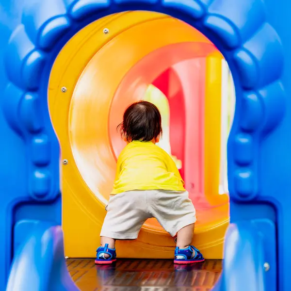 Crianças Felizes Brincando Com Túnel Brinquedo Parque Infantil Vibrante Parque — Fotografia de Stock