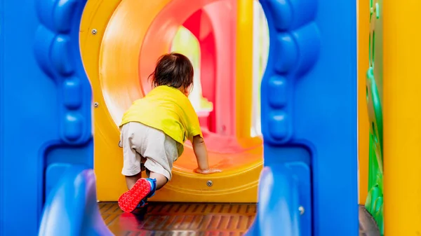 Asian Happy Kids Aproveitando Recreio Parque Infantil Com Sorrisos Risos — Fotografia de Stock