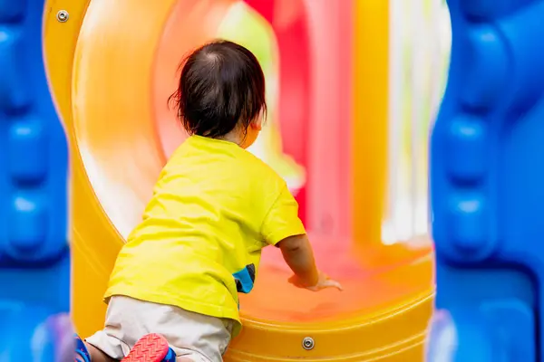 Menino Alegre Brinca Parque Infantil Espalhando Sorrisos Felicidade Sol Verão — Fotografia de Stock