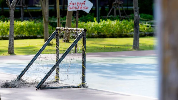 Pequeno Objetivo Futsal Está Campo Prática Parque Público Sinal Embaçado Imagens De Bancos De Imagens Sem Royalties