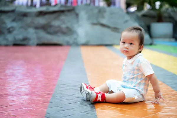 Portrait Cute Asian Baby Boy Duduk Lantai Taman Bermain Happy — Stok Foto